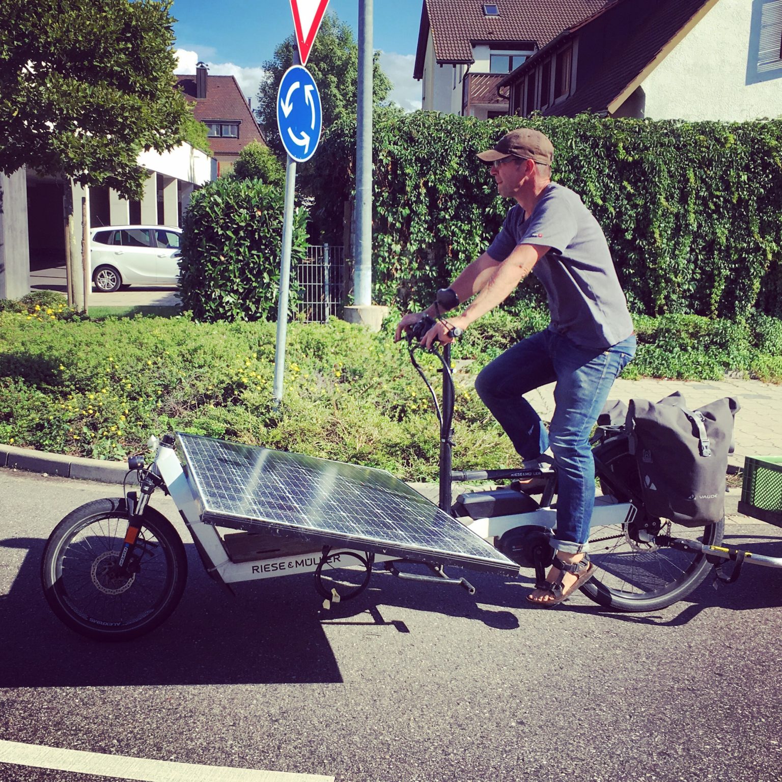 Solarpanel per Lastenfahrrad transportiert
