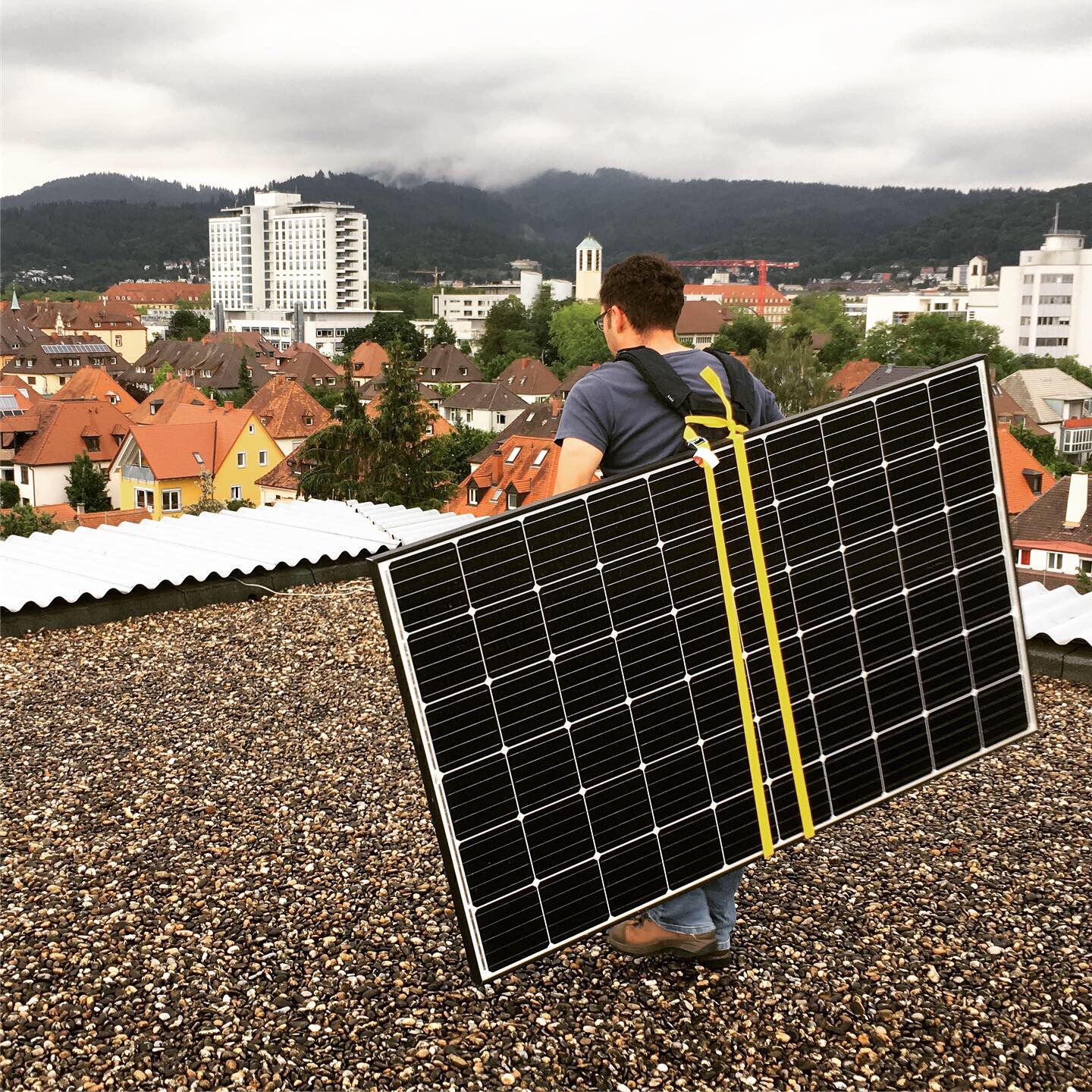 Solarpanel mit Spanngurten als Rucksack getragen