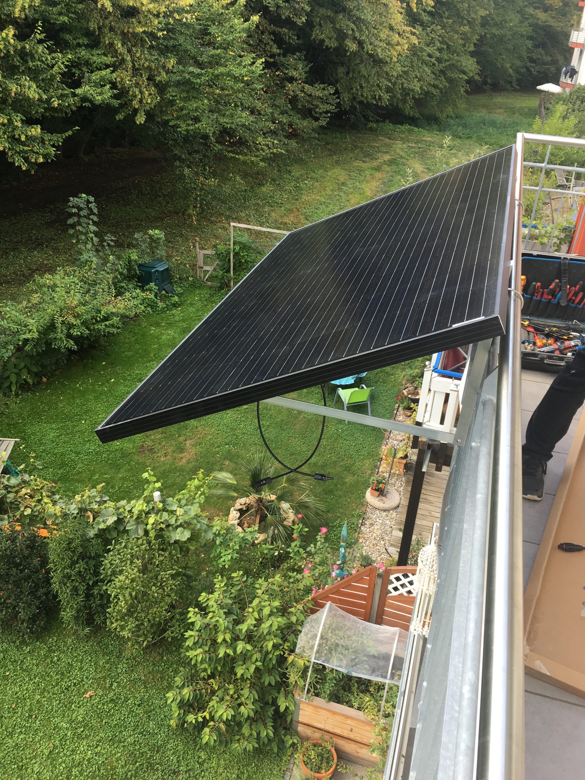 Solarpanels am Balkon aufgeständert