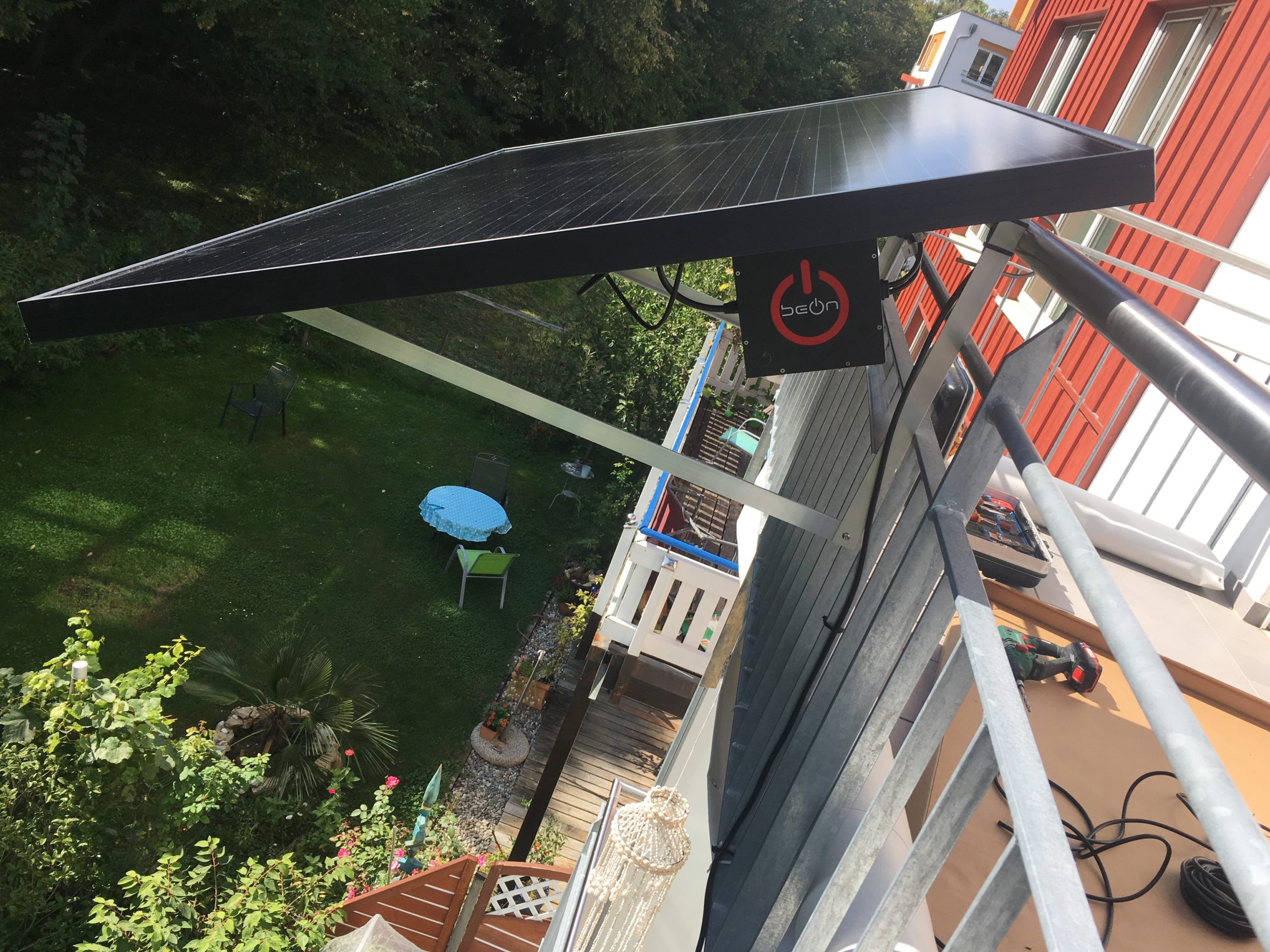 Solarpanels am Balkon aufgeständert