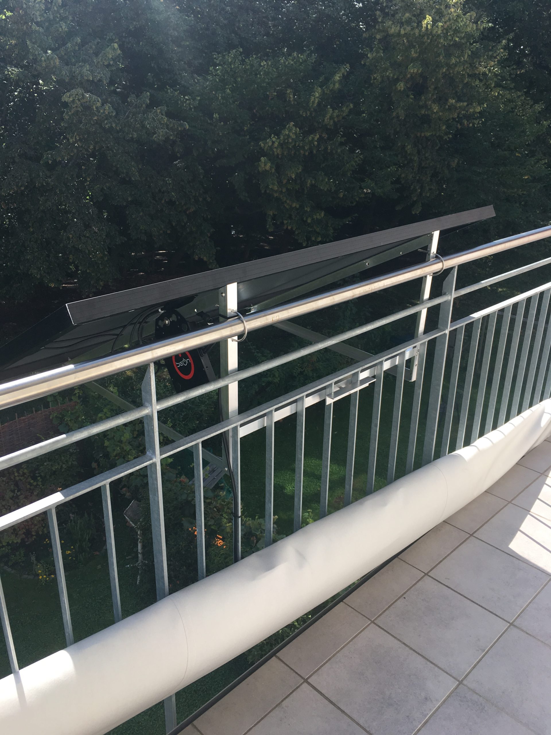 Solarpanels am Balkon aufgeständert