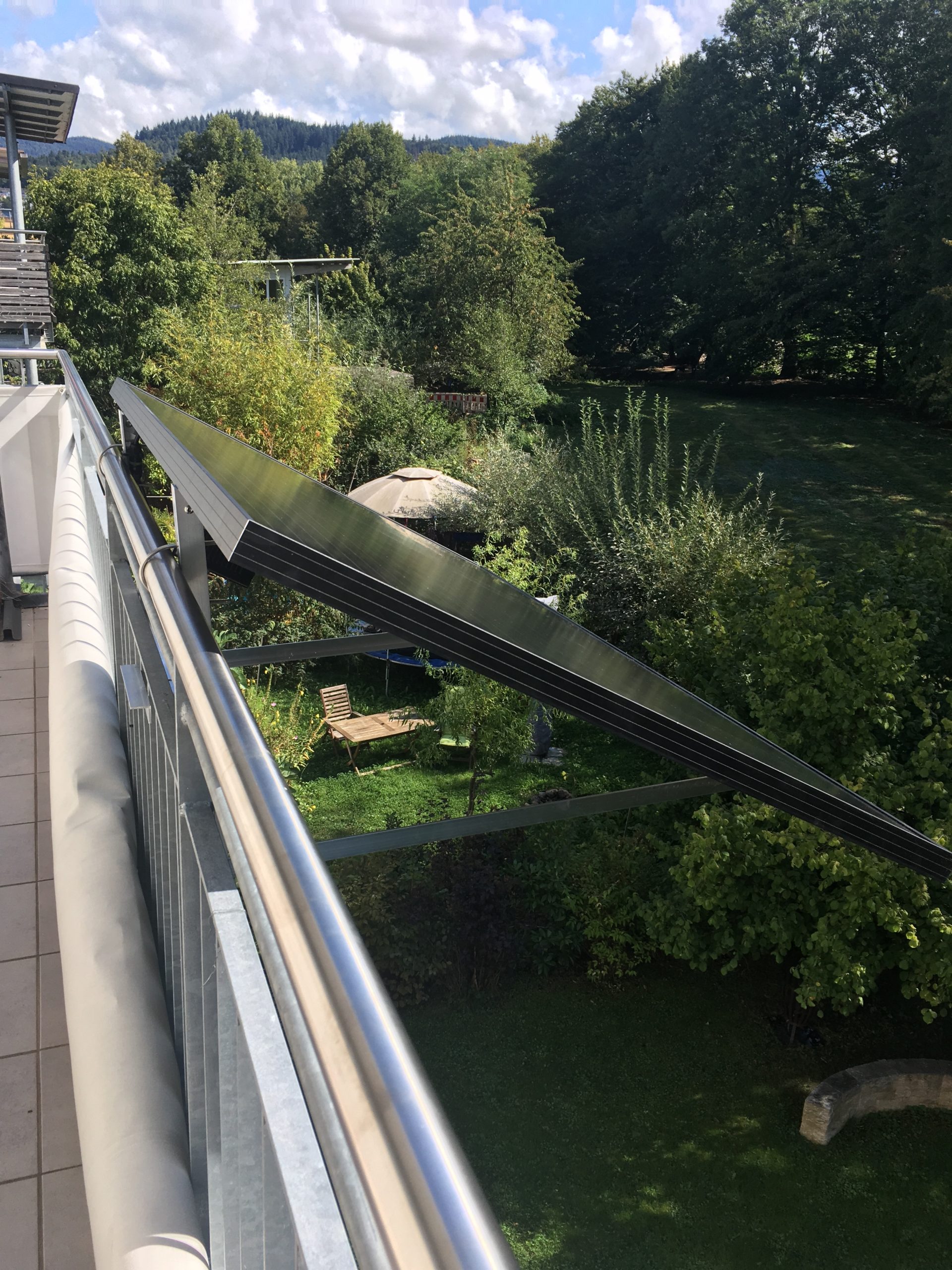 Solarpanels am Balkon aufgeständert