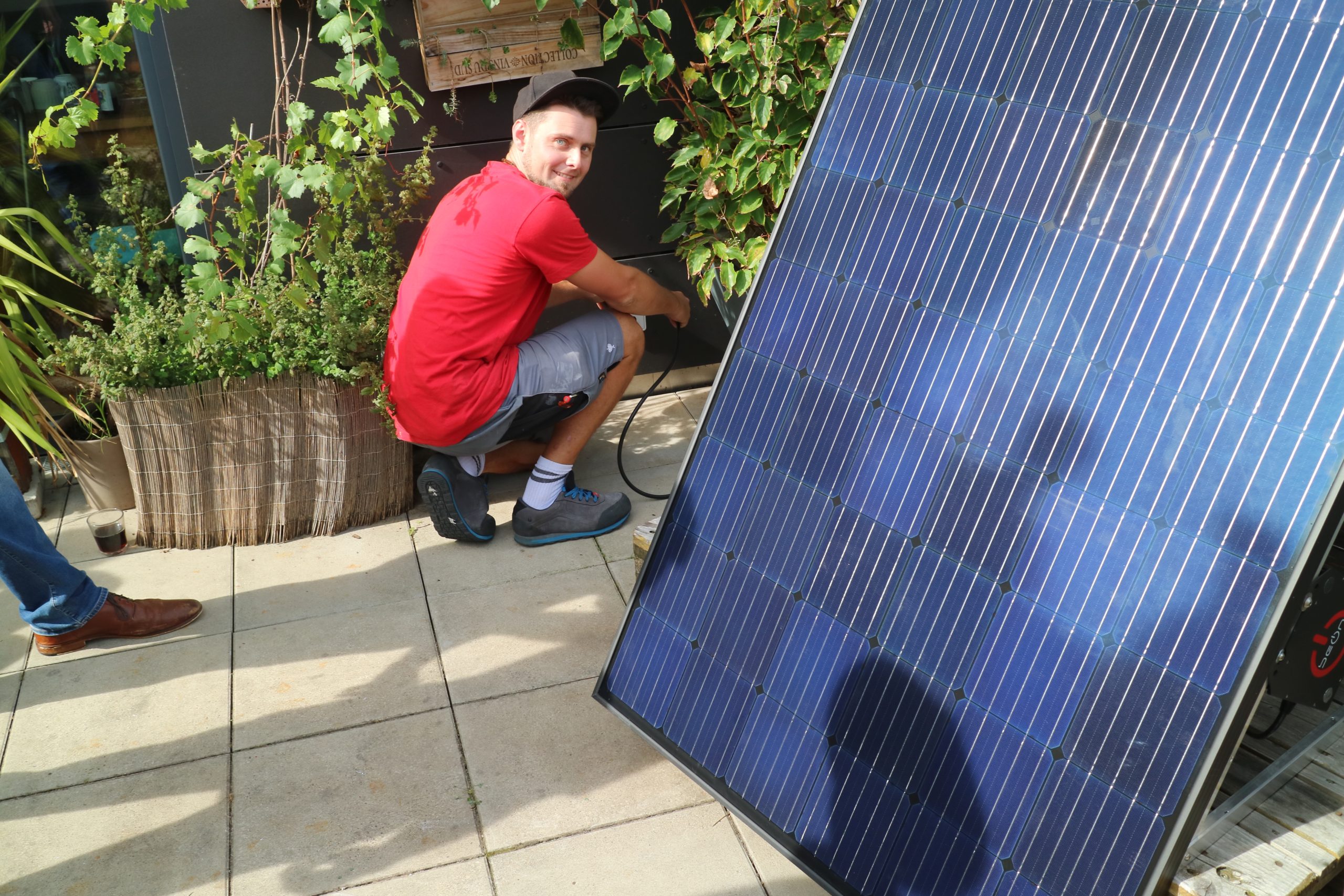 Solarpanel aufgeständert auf Balkon-Boden
