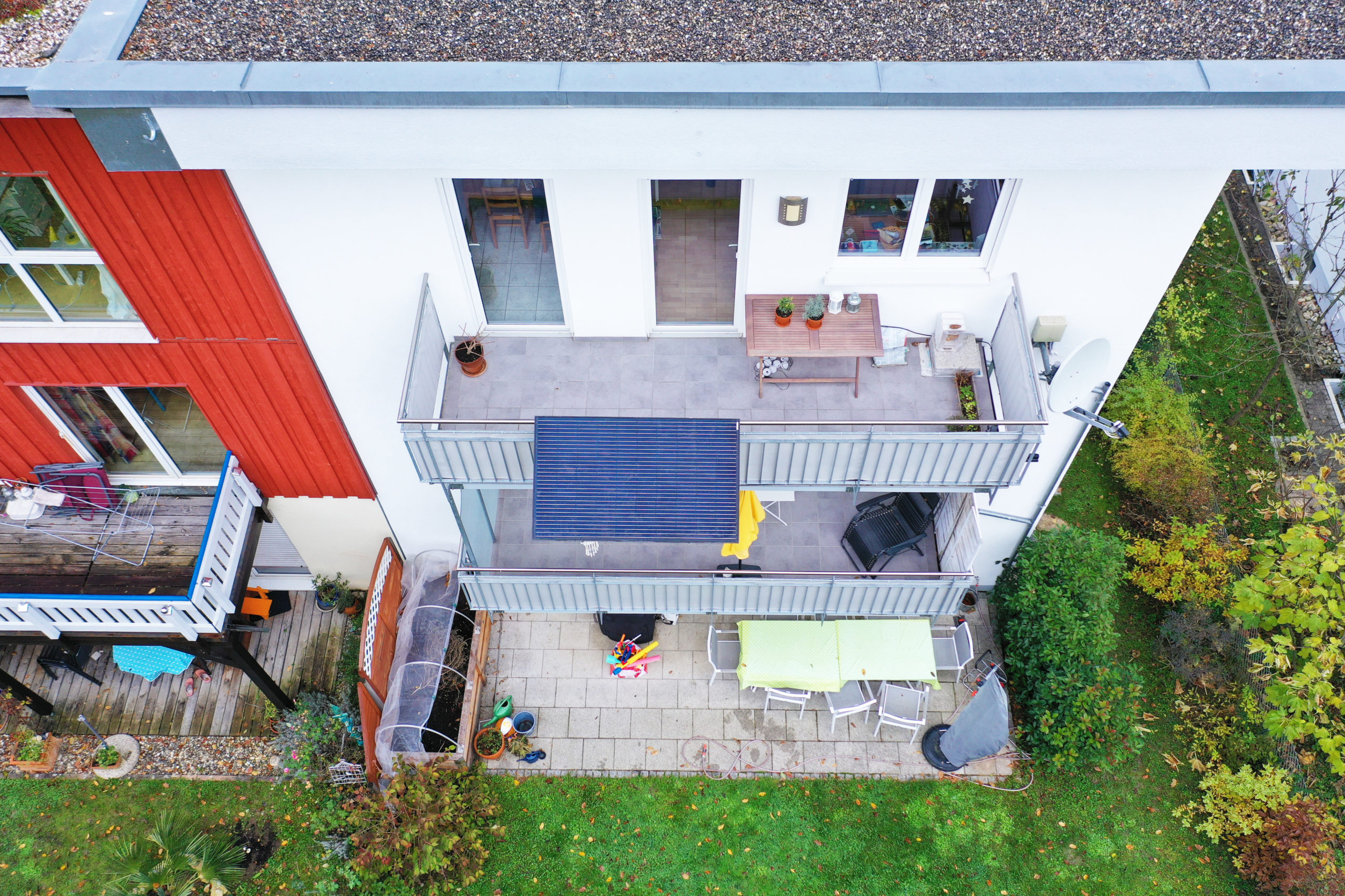 Solarpanels am Balkon aufgeständert