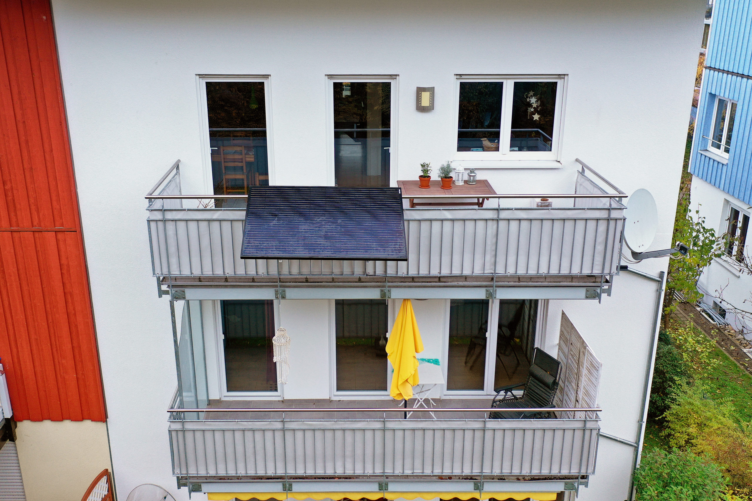 Solarpanels am Balkon aufgeständert