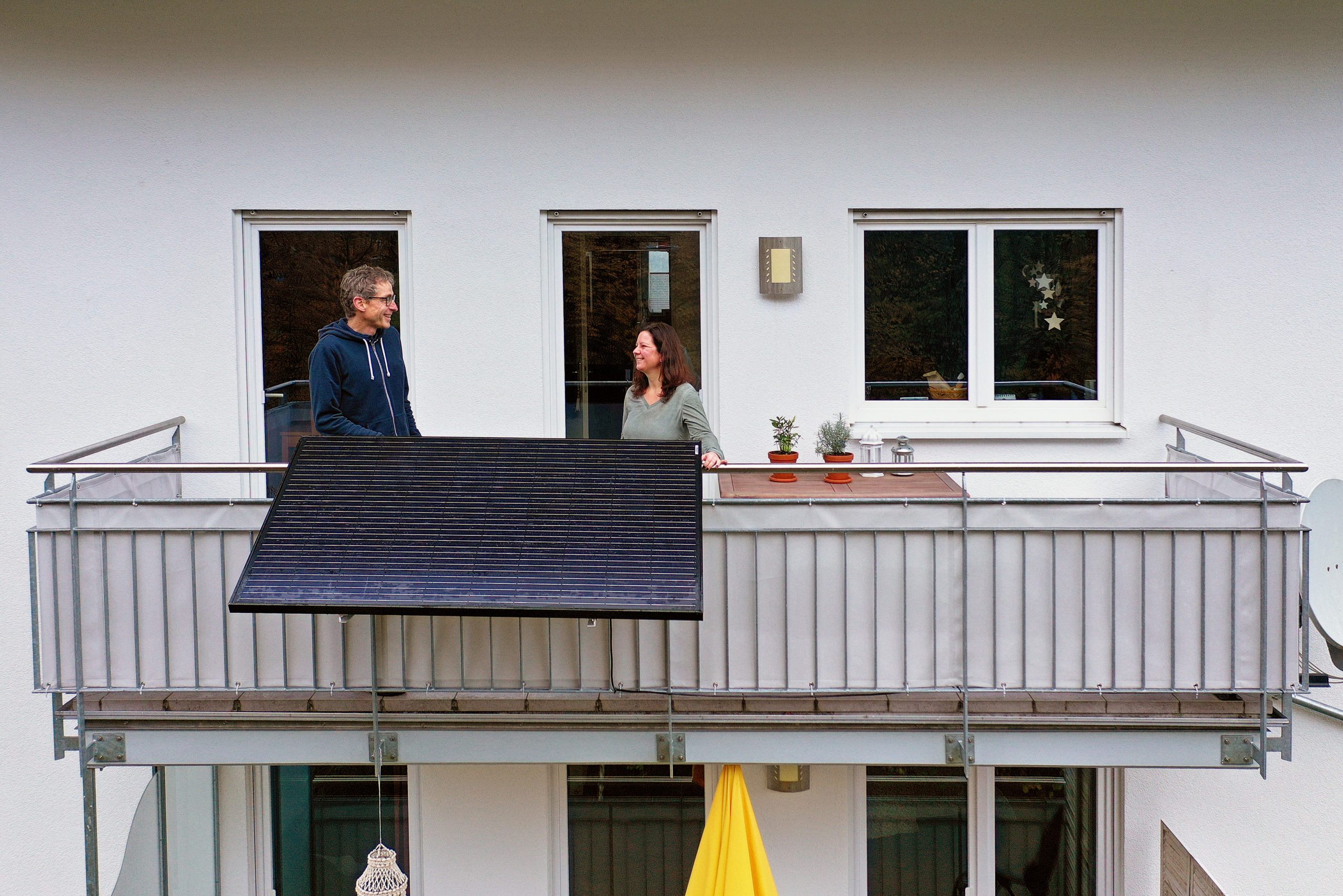 Solarpanels am Balkon aufgeständert