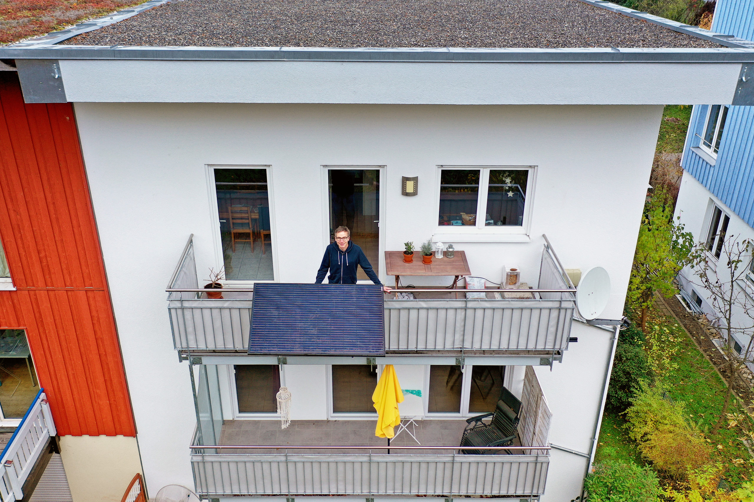 Solarpanels am Balkon aufgeständert