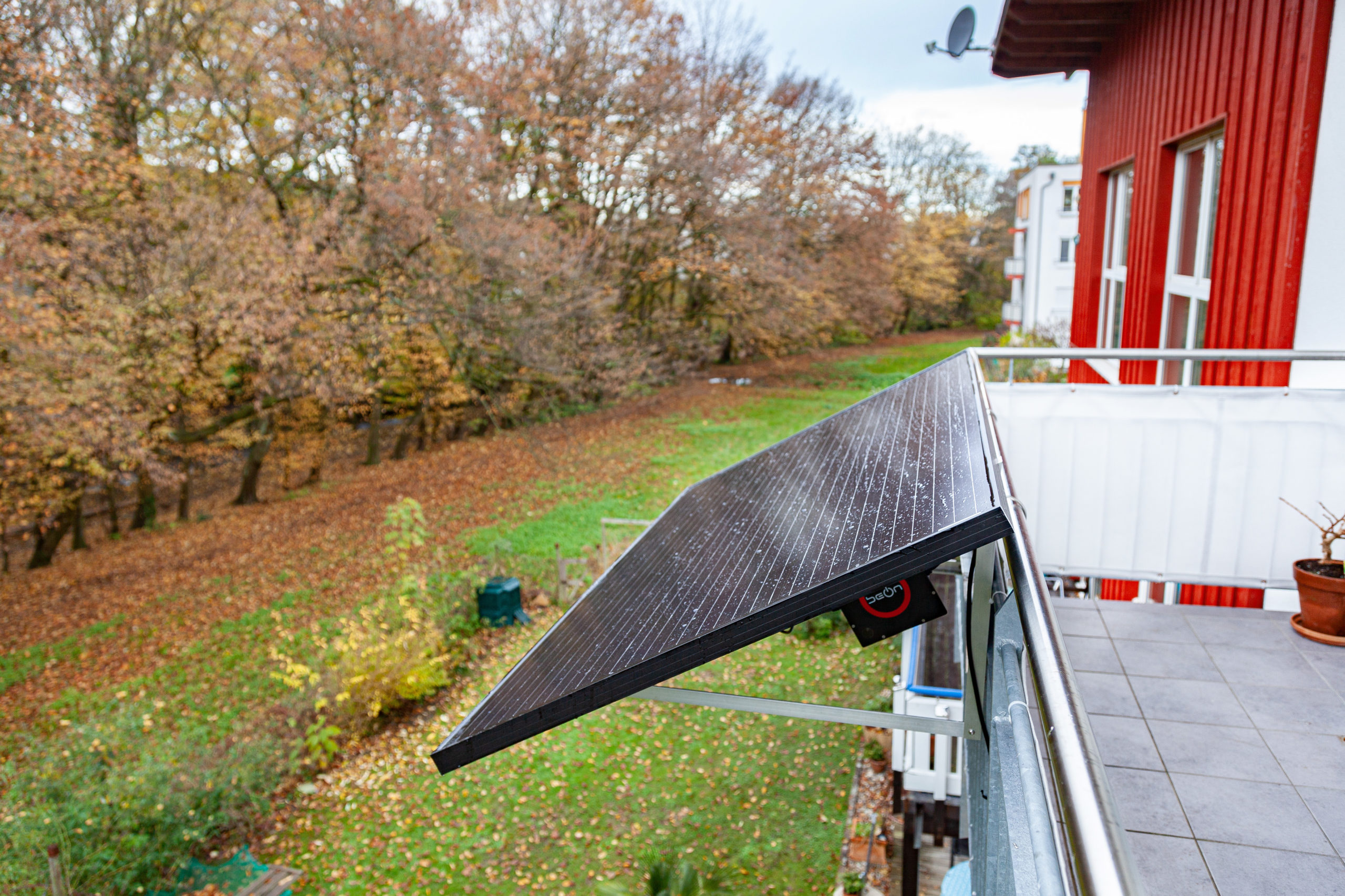 Solarpanels am Balkon aufgeständert