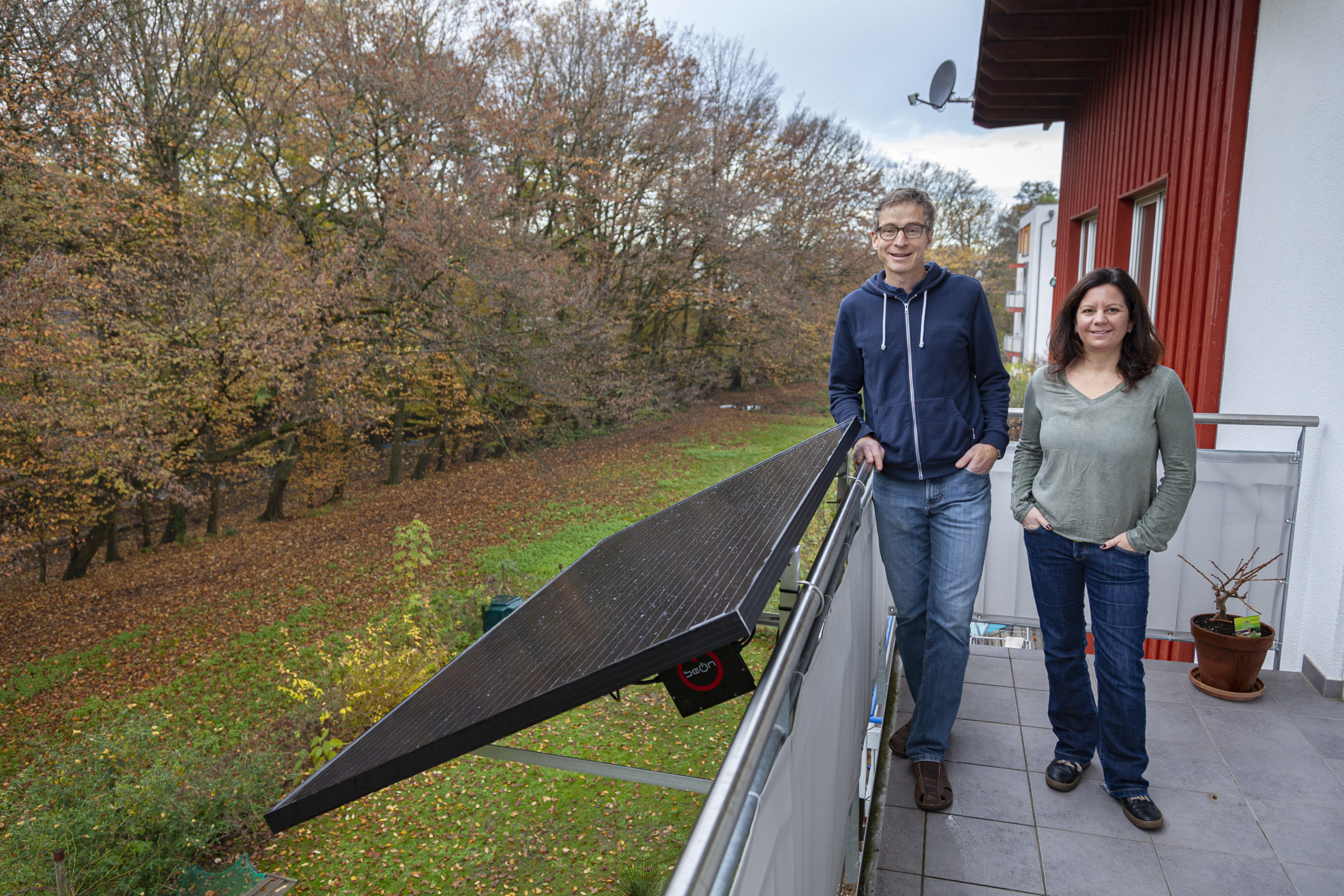 Solarpanels am Balkon aufgeständert