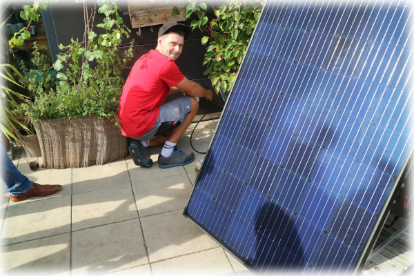 Solarpanel auf dem Boden aufgeständert