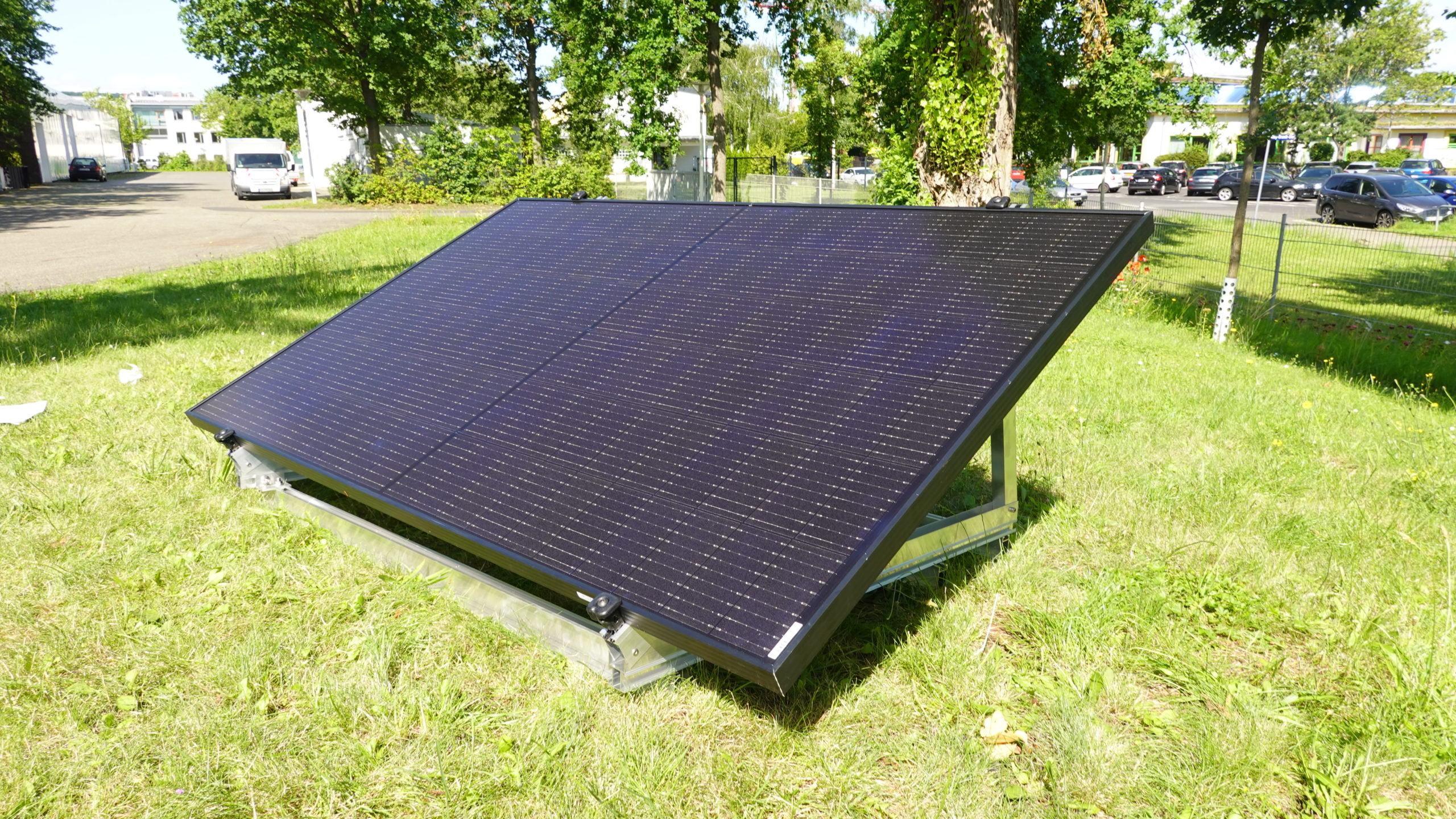 Solarpanel aufgeständert auf Wiese